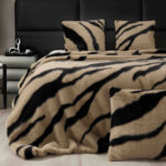 Set Patura Cu Fermoar si Fete De Perna Blana Artificiala Nurca - Bej Dungi Negre