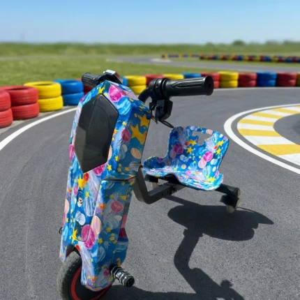 Tricicletă electrică drift Premium pentru copii, 350W, BLUETOOTH + DIFUZOR, LUMINI LED 20 KM/H,+ cască si echipament complet de protecție CADOU